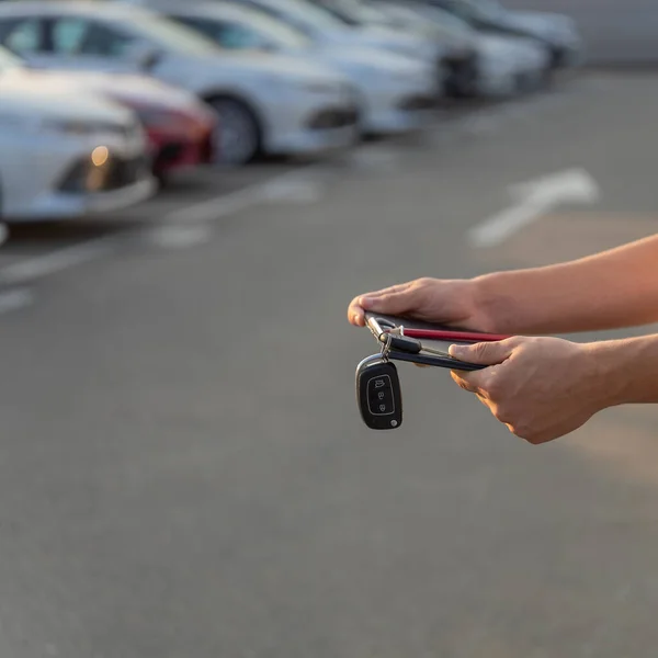 Llaves de coche en manos de un concesionario de coches — Foto de Stock