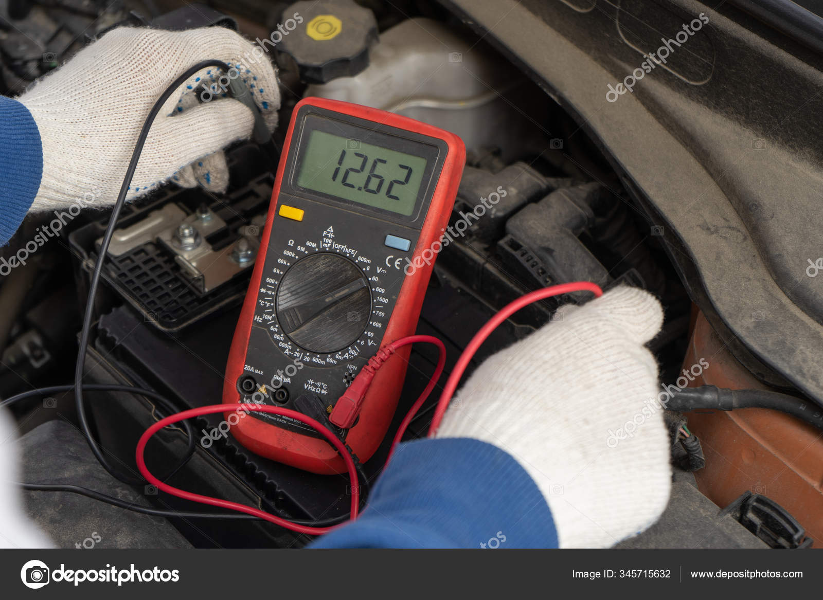 Un mécanicien automobile utilise un voltmètre multimètre pour vérifier le  niveau de tension dans une batterie de voiture . image libre de droit par  Oleruzh © #345715632