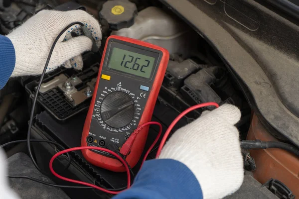 bir otomatik mekanik bir multimetre voltmetre bir akü voltaj kademede denetlemek için kullanır..