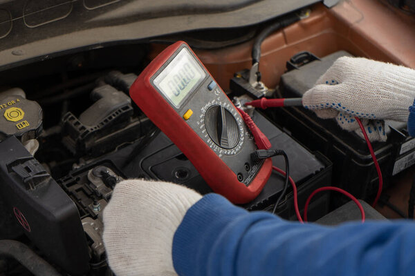 Проверка автомобиля и текст аккумулятора от профессионального механика
