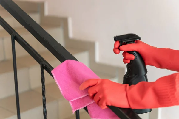 Manos Guantes Rojos Sosteniendo Paño Microfibra Rosa Aerosol Con Una — Foto de Stock