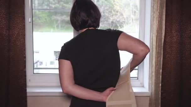 Μια Γυναίκα Βγάζει Τον Οσφυϊκό Της Κορσέ Τον Διορθωτή Στάσεων — Αρχείο Βίντεο