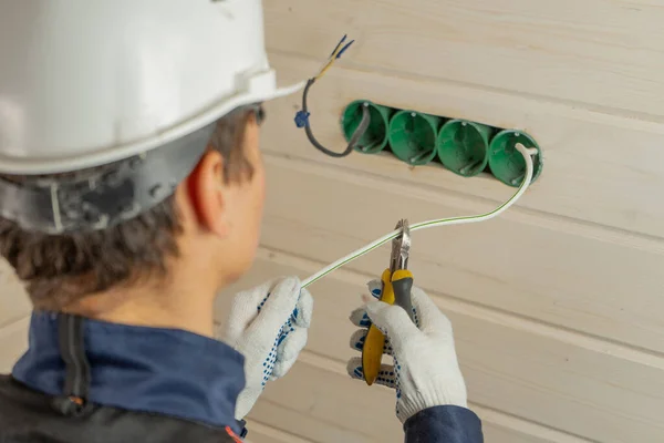 Een Elektricien Een Witte Beschermhelm Met Miniatuur Diagonale Snijtang Die — Stockfoto