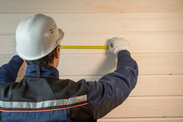 Bouwvakker Gebruikt Een Meetlint Voor Bouw Van Een Houten Huis — Stockfoto