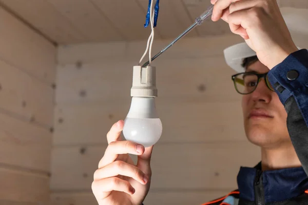 Elektricien Verbindt Lamp Elektrische Bedrading Reparatie Van Elektrische Toestellen Door — Stockfoto