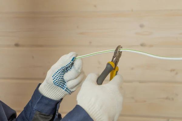 Handen Van Een Elektricien Met Een Miniatuur Diagonale Snijtang Die — Stockfoto