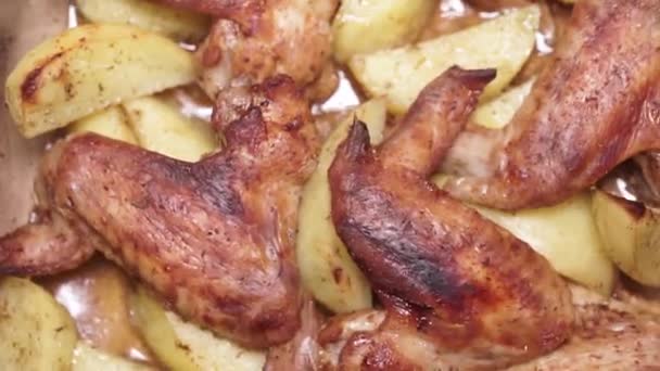 Gebackene Chicken Wings Mit Kartoffeln Großaufnahme Gebratenes Huhn — Stockvideo