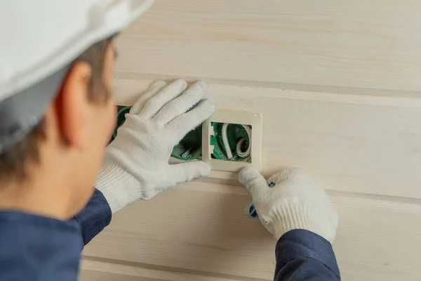 Male Electrician Instalación Enchufe Casa Madera Nueva Servicios Ingeniería Eléctrica — Foto de Stock