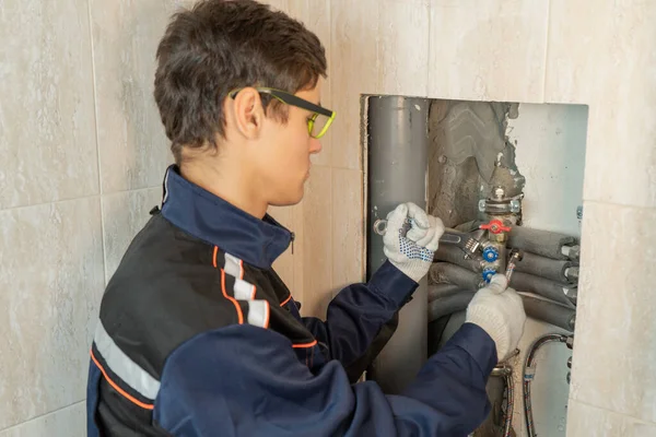 Diensten Van Een Professionele Loodgieter Een Jonge Specialist Repareert Verwarming — Stockfoto