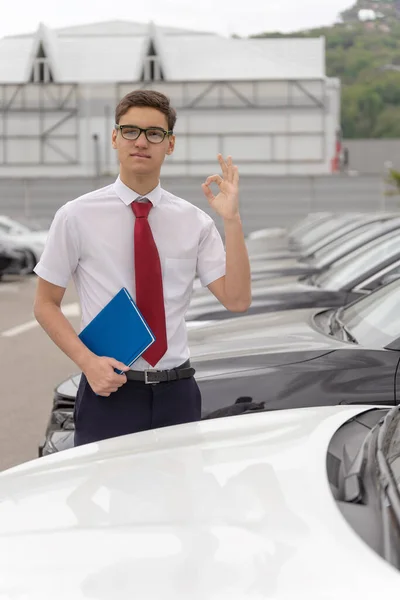 一个男人从汽车经销店穿着白色衬衫和红色领带 车展及租车概念 — 图库照片