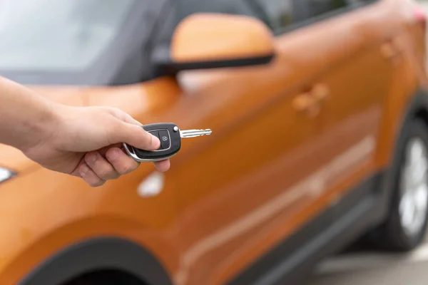 Hombre Está Abriendo Coche Con Llave Del Control Remoto Imagen — Foto de Stock