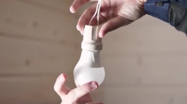 Ampulü yakın plan çeviriyorum. Ev elektrik ekipmanlarının bakımı