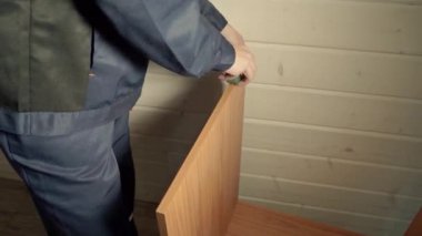 Ampulü yakın plan çeviriyorum. Ev elektrik ekipmanlarının bakımı