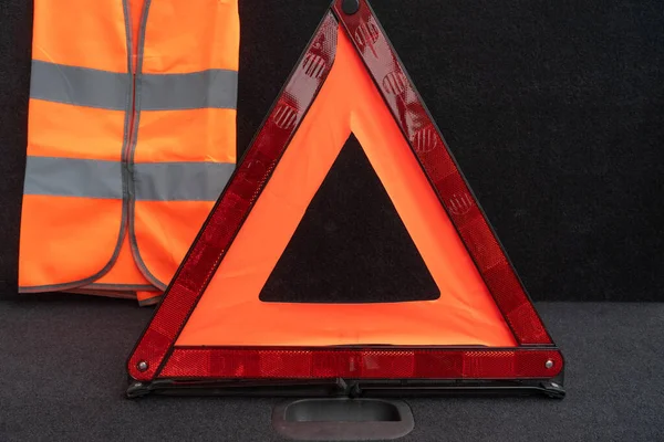 赤い三角形の道路の安全性と蛍光反射ベスト車のトランクからの眺め — ストック写真