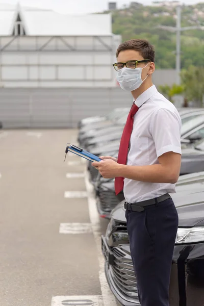 Representant För Bilhandlare Med Skyddsmask Ansiktet Begreppet Obligatorisk Maskering Kampen — Stockfoto