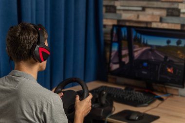 Oyun konsolu simülatörü ve bilgisayar monitörü. Bilgisayar oyunu. Eğlenceler. E-Spor