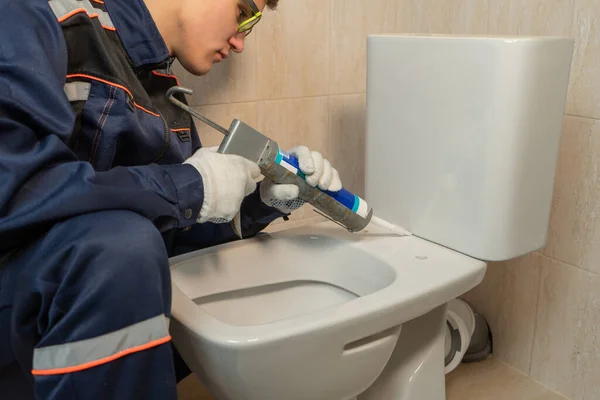 Werknemer Met Siliconen Kit Toiletpot Installeren — Stockfoto