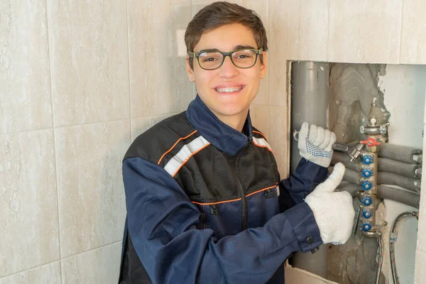 Portret Van Een Blanke Lachende Loodgieter Het Werk Werknemer Uniform — Stockfoto