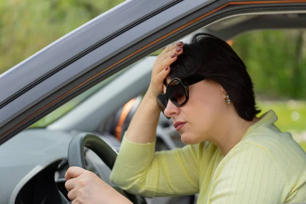 Mujer Volante Coche Que Sufre Estrés Psicológico Fatiga Moral Mujer — Foto de Stock