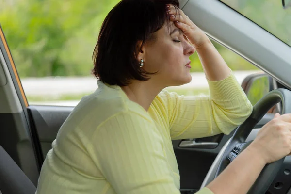 Estrés Malestar Una Mujer Conduciendo Coche Fatiga Carretera Chica Cansada — Foto de Stock