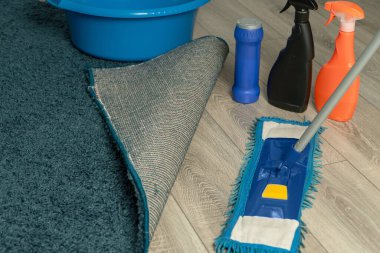 Ev ya da apartman temizleme servisi. Ev yapımı kimyasallarla dolu bir leğen. Paspas temizleme servisi kavramı