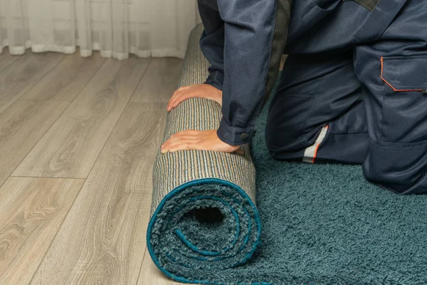 Gros Plan Des Mains Masculines Roulant Tapis Aide Réinstallation Déménagement — Photo