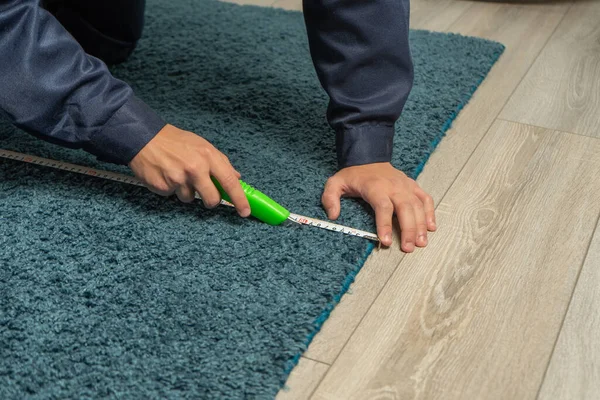 Trabajador Que Utiliza Cortador Durante Instalación Nuevos Pisos Alfombra Habitación — Foto de Stock