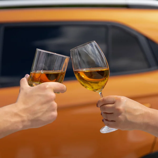 People Celebrates Buying New Car Human Hands Clink Glasses Wine — Stock Photo, Image