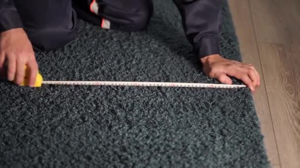 店舗従業員は 顧客のカーペットの長さを測定します — ストック動画