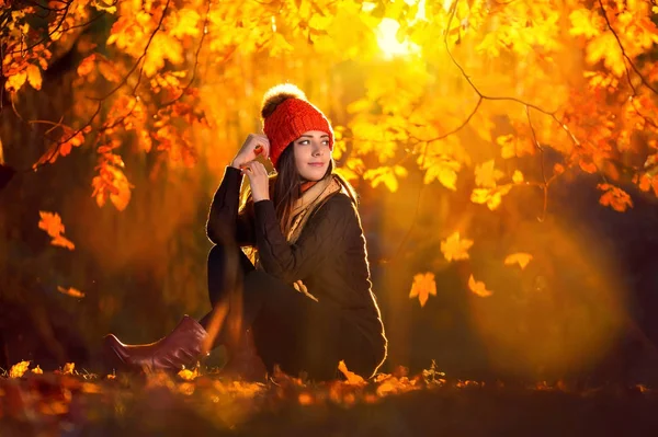 Herfst vrouw op Bladeren — Stockfoto