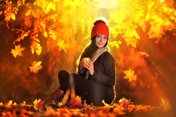 Πίνοντας καφέ σε Φθινοπωρινό φόντο το όμορφο κορίτσι — Φωτογραφία Αρχείου