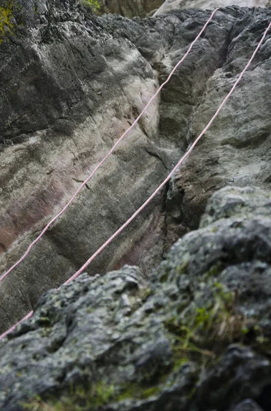Cordas de alpinismo em uma rota de escalada — Fotografia de Stock
