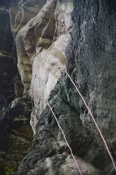 Cordas de alpinismo em uma rota de escalada — Fotografia de Stock