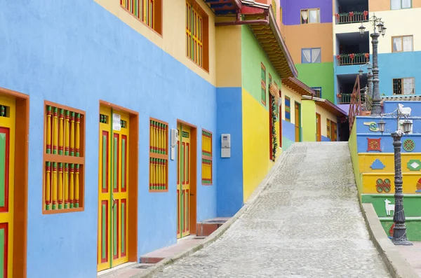 Bela e colorida rua em Guatape — Fotografia de Stock