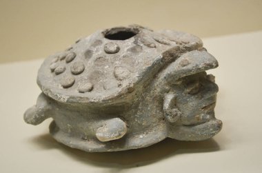 İnsan yüzlü Maya kaplumbağa figürü.