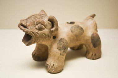 Maya jaguarının desenli ve boyalı seramik figürü