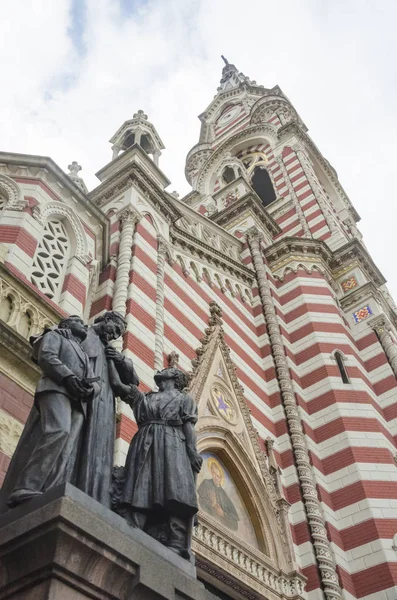 Frente al Santuario Nuestra Señora del Carmen, con un monumento a San Juan Bosco — Foto de Stock