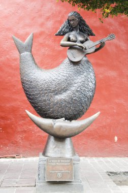 La musa de Sorrento, sculpture by Sergio Bustamante clipart