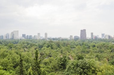 Chapultepec Kalesi 'nden Chapultepec Ormanı ve Mexico City manzarası