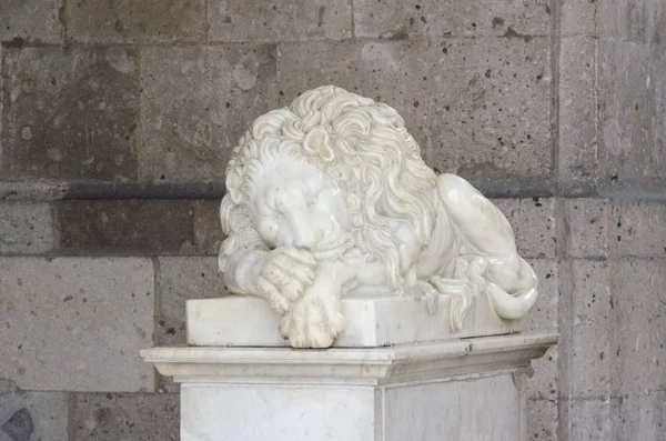 Escultura de leão guardando as Escadas dos Leões no Castelo de Chapultepec — Fotografia de Stock