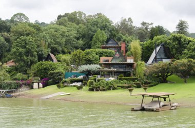 Valle de Bravo Gölü kıyısı, Meksika