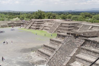Teotihuacan, Meksika 'da Güneş Piramidi ve meydanı platformlarla çevrili.