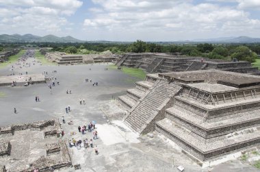 Ay Piramidi 'nden, bir meydandan ve Teotihuacan, Meksika' daki Ölüler Bulvarından görüntü