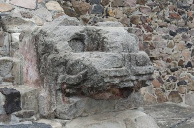 Tüylü Yılan Tapınağı 'ndaki taş kafa, Teotihuacan, Meksika