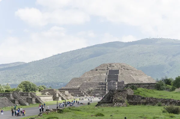 Pirámide de la Luna, piramida de la luna, y avenida de los muertos, Calzada de los muertos, en Teotihuacán, México — Foto de Stock
