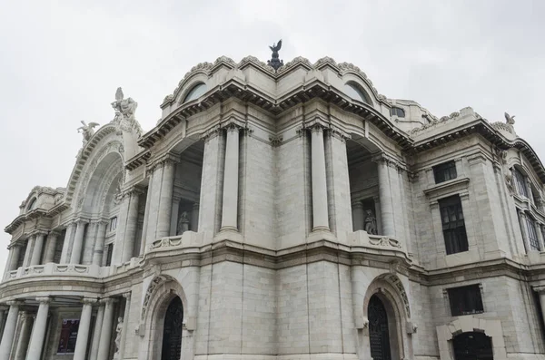 Palacio Mexicano de Bellas Artes, Palacio de Bellas Artes, vista de esquina — Foto de Stock