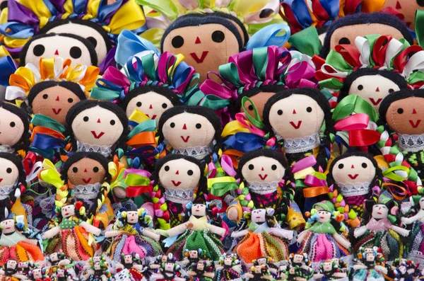 Maria szmaciane lalki, kolorowe tradycyjne rzemiosła kultury meksykańskiej — Zdjęcie stockowe