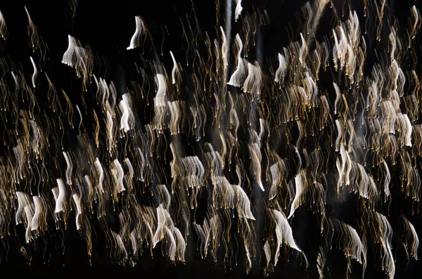 Захватывающее фейерверк шоу, волнистые светящиеся линии на темном фоне — стоковое фото