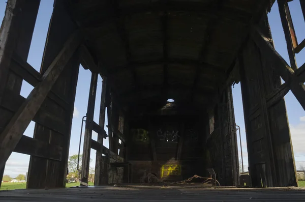 Interior da carruagem de trem abandonado, na parede de fundo está escrito a palavra Rápido — Fotografia de Stock