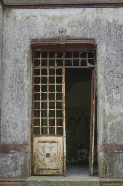 Antigua puerta oxidada en el Castillo de San Francisco o Castillo de Egana —  Fotos de Stock